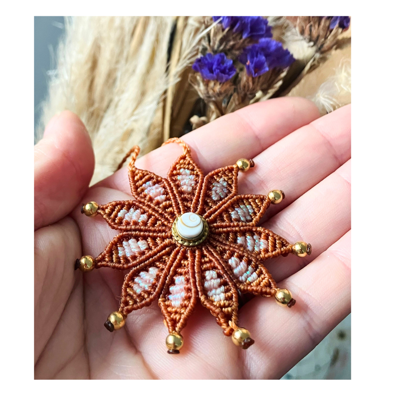 collier flower micro macramé