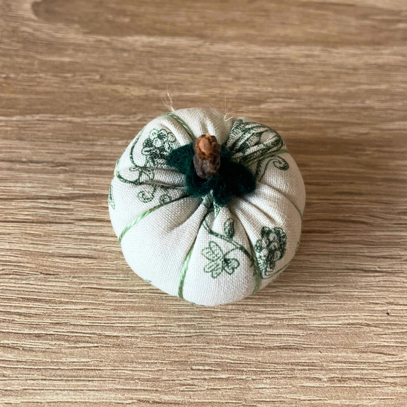 pic aiguilles couture blanc vert fait main coussin porte aiguilles artisanal