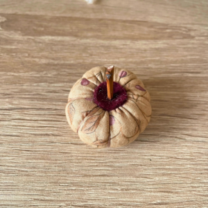 Pic aiguilles couture fait main bordeaux beige feuille pic aiguilles couture fait main coussin porte aiguilles tissu bordeaux beige feuille