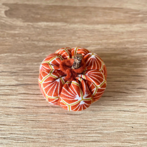 pic aiguilles couture fait main coussin porte aiguilles tissu orange blanc