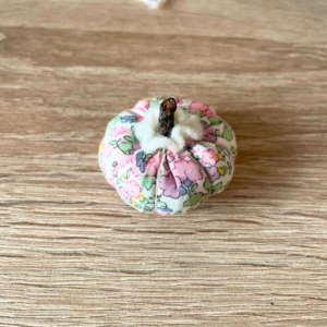 Pic aiguilles couture fleuri fait main pic aiguilles couture fleuri rose blanc vert fait main coussin porte aiguilles